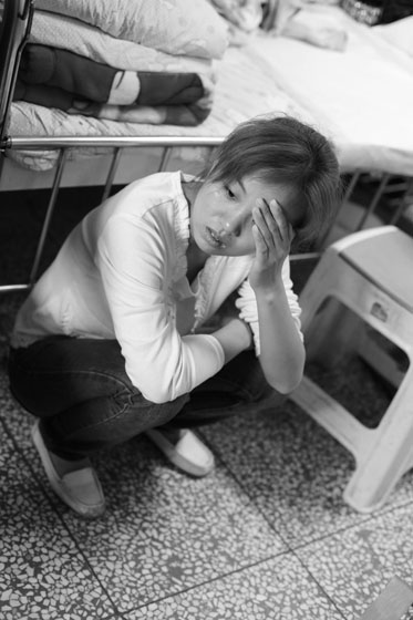 女兒熟睡之后，媽媽總會一個人想很多，女兒的病情、巨額的醫(yī)療費(fèi)用時刻充斥著她的大腦，年輕的媽媽在這種情境下變得憔悴了很多，她不知道小彬嫻什么時候會好起來，帶著她穿梭在小公園里看著她稚嫩的笑。