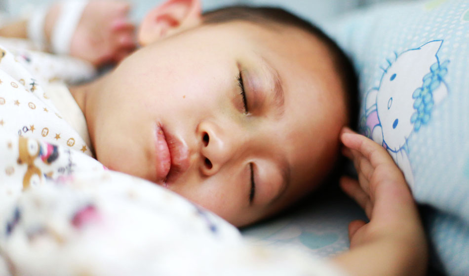 小彬嫻眼部、嘴部、脖子等出血點(diǎn)致使她無法吃硬東西，不小心劃破一下對她就是最大的損失，每個人都在保護(hù)著她，包括幼小的她自己。