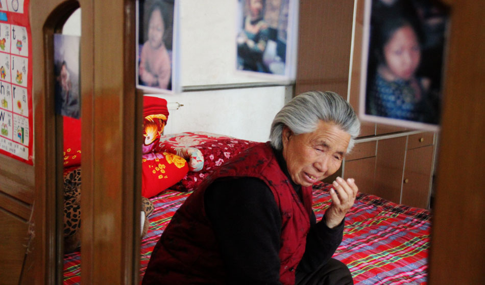 小彬嫻80歲的老奶奶每天在家祈禱小彬嫻早日回來。“老奶奶最親”這是小彬嫻對“誰最親”這個問題最多的回答，小彬嫻和老奶奶就像是一對好朋友，兩個人在一起總是歡聲笑語。而現(xiàn)在，老奶奶每天看著鏡子前的小彬嫻的照片就會淚流滿面。