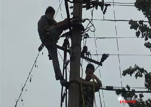 8月8日下午，邯臨路與高鐵橋交匯處北行200米燕莊村一名電工被困在電線桿上，急需救援。接到報(bào)警的邯鄲消防華澤路中隊(duì)立即趕赴現(xiàn)場(chǎng)，消防官兵到達(dá)現(xiàn)場(chǎng)后，經(jīng)了解得知，該男子是一名電工，在電線桿上作業(yè)時(shí)不慎被電擊傷，意識(shí)清醒，但其右腿和右臂無法用力，導(dǎo)致無法從電線桿上下來。消防官兵經(jīng)過半個(gè)小時(shí)的緊張營救，最終將被困男子成功救下，并由現(xiàn)場(chǎng)120醫(yī)務(wù)人員送往醫(yī)院進(jìn)行救治。