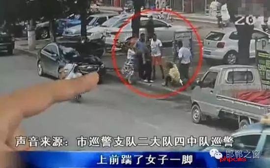 8月5日，市巡警支隊(duì)二大隊(duì)四中隊(duì)巡警在水廠路上巡邏時(shí)，突然一名神色慌張的男子攔下了警車，男子向巡警說他的愛人被打了。巡警立即查看情況，發(fā)現(xiàn)一名約30歲的女子手捂腹部倒在便道上，巡警立即撥打了110和120。經(jīng)了解得知，受傷女子于某某已懷有兩個(gè)月身孕，于某某的丈夫與男子有經(jīng)濟(jì)糾紛，當(dāng)天男子找于某某的丈夫要錢，結(jié)果起了爭執(zhí)。巡警從醫(yī)院了解到于某某不幸流產(chǎn)。