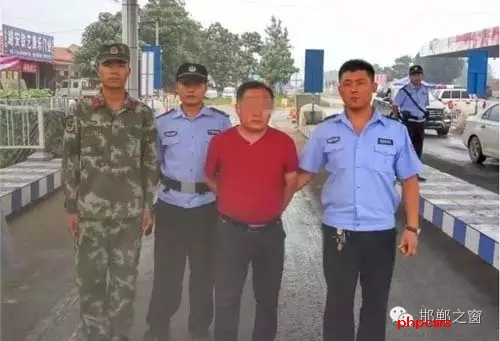 8月8日13時(shí)許，邯鄲大名李茂堤警務(wù)站民警，在一輛南樂開往龍王廟的公共汽車上，查獲一名無身份證男子。該男子自稱是龍王廟鎮(zhèn)人，在民警詢問下又改口稱是孫甘店鄉(xiāng)人，閃爍其詞、神色慌張。經(jīng)調(diào)查該男子叫朱某。于7月7日，在大名縣人民法院判決的一起民間借貸糾紛案中，犯罪嫌疑人朱某拒不履行法院判決。7月13日，大名縣公安局依法將該朱上網(wǎng)追逃。