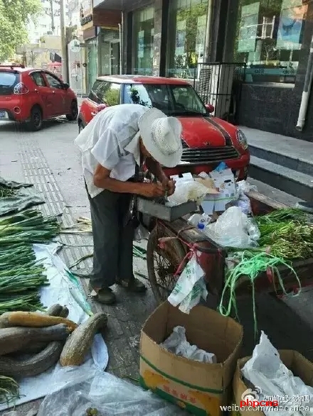 網(wǎng)友爆料：八十三歲，本該在家頤養(yǎng)天年，然而在光明大街水院路口卻有一位爺爺在酷暑烈日當(dāng)下賣菜和葡萄，如果有住在附近的小伙伴們，如果你正好想買菜，買葡萄，不妨去看看。