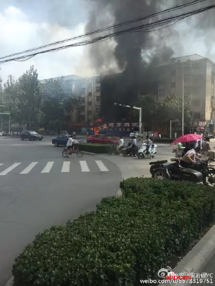 網(wǎng)友爆料：8月11日，邯鄲中華南大街和學(xué)院北路交叉口東南角，一飯店起火，消防官兵接警后緊急救援，目前起火原因不明。大家一定要注意用電用煤氣安全。