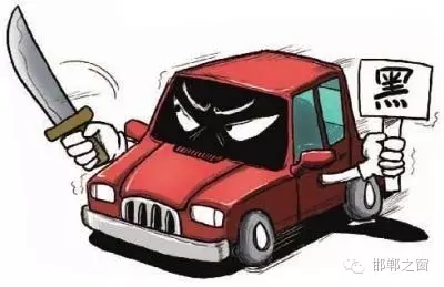 8月3日上午，公交分局接群眾報警稱，在汽車西站搭乘一輛白色奧拓(黑出租車)時，被該車司機(jī)持刀搶劫2600元。公交分局迅速組織警力現(xiàn)場勘查、走訪調(diào)查、調(diào)取天網(wǎng)監(jiān)控視頻、尋找嫌疑人蹤跡，經(jīng)大量工作，于次日凌晨6時許，辦案民警在復(fù)興區(qū)大乘寺附近發(fā)現(xiàn)嫌疑人的活動蹤跡。經(jīng)縝密布控，辦案民警在火車站一舉將犯罪嫌疑人張某某抓獲，犯罪嫌疑人張某某對持刀搶劫乘客的犯罪事實供認(rèn)不諱。