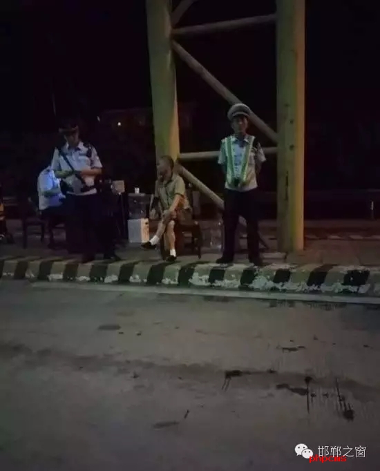 8月9日晚，磁縣交警大隊林坦中隊民警在執(zhí)行勤務(wù)中，對一輛小型普通客車進(jìn)行例行檢查，該車司乘人員三人，其中兩名乘坐人員神情恍惚，非常可疑，民警認(rèn)真核對每名人員信息，經(jīng)網(wǎng)上對比查詢，系統(tǒng)提示陳某某具有吸毒史。執(zhí)勤民警立即對該車進(jìn)行全面徹查，并對該車三名司乘人員做了尿檢，檢驗結(jié)果兩名乘坐人員為陽性。最終，經(jīng)過細(xì)致盤問，周某某、陳某某對其吸毒事情供認(rèn)不諱。