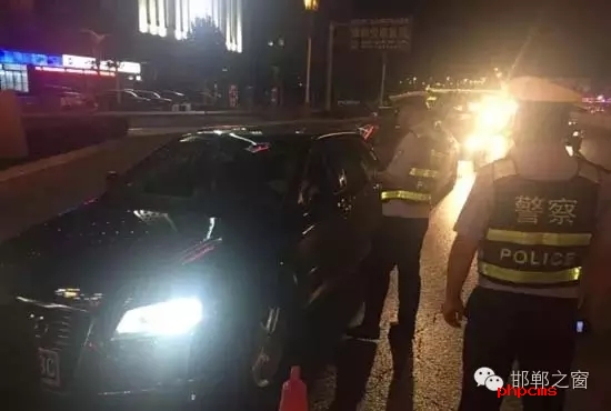 為保證奧運期間有一個良好的道路交通環(huán)境，針對疲勞駕駛、酒后駕駛等違法行為，邯鄲交警六大隊組織開展集中整治酒駕、醉駕專項行動。8月10日，交警六大隊出動警力130余名，出動警車15輛，設(shè)置執(zhí)勤卡點17處，從20時起至23時，在大隊轄區(qū)內(nèi)查獲了18個“酒鬼”以及涉牌涉證違法行為21起。當晚，在中華大街水廠路口，有一輛車為了逃避檢查，還試圖倒車逃跑。