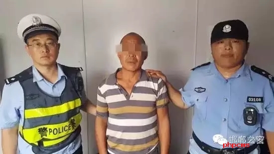 8月12日9時(shí)許，邯鄲大名鋪上高速口檢查站執(zhí)勤民警在對(duì)一輛由魏縣開(kāi)往北京客車(chē)進(jìn)行安檢時(shí)，發(fā)現(xiàn)一名網(wǎng)上逃犯。經(jīng)核查，該男子為王某平，系涉嫌濫伐林木網(wǎng)上逃犯。該王于今年3月份在未有辦理《林木采伐許可證》的情況下，亂砍濫伐林木97棵。