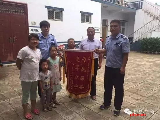 8月份，雞澤縣局店上派出所在開(kāi)展入戶(hù)訪(fǎng)查工作中了解到，2011年，浮東三村村民孟某與外地女子唐某（云南省昭通市人）結(jié)婚，戶(hù)口沒(méi)有遷移，因是二婚，妻子唐某帶有的三個(gè)孩子也跟隨孟某生活，三個(gè)孩子均沒(méi)有戶(hù)口。不幸的是，其妻子唐某在2015年年底因車(chē)禍死亡，三個(gè)孩子無(wú)法取得醫(yī)學(xué)證明，就一直未能申報(bào)戶(hù)口。民警在獲悉此情況后，主動(dòng)上門(mén)對(duì)這3個(gè)無(wú)戶(hù)口孩子進(jìn)行入戶(hù)調(diào)查，經(jīng)過(guò)一周的緊張工作，雞澤縣局店上派出所會(huì)同縣局戶(hù)政股為這3個(gè)孩子解決了戶(hù)口問(wèn)題，最終將3個(gè)孩子的戶(hù)口頁(yè)交到孟某手中。