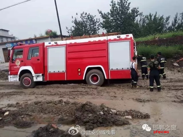 網(wǎng)友爆料：邯鄲武安永峰路康二城鎮(zhèn)南新莊路段，修路把以前路基挖了不修了，都倆個(gè)月了， 今天消防車(chē)急需救火陷如泥中出不來(lái)， 責(zé)任誰(shuí)來(lái)?yè)?dān)？ 