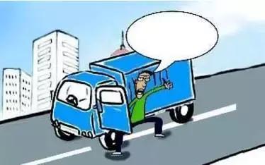 2月27日凌晨，邯鄲市一名男子套用其表哥A2駕駛證信息駕駛大貨車(chē)進(jìn)入市區(qū)，沒(méi)成想因?yàn)樽旖堑囊活w痣被交警看出破綻，不僅被公安機(jī)關(guān)依法行政拘留了15天，而且被罰款1500元。在事實(shí)面前，駕駛?cè)瞬坏貌怀姓J(rèn)自己無(wú)證，試圖用表哥的駕駛證蒙混過(guò)關(guān)。
